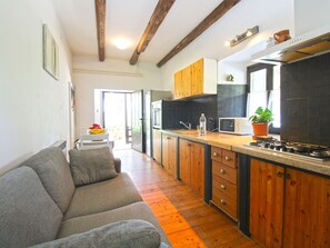 Refrigerador, microondas, horno y utensilios de cocina 