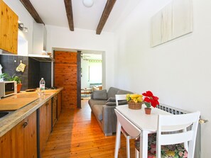 Refrigerador, microondas, horno y utensilios de cocina 