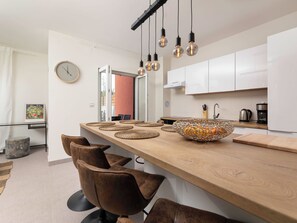 Kühlschrank, Ofen, Geschirrspüler, Kochgeschirr/Geschirr/Besteck