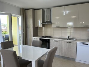 Kühlschrank, Mikrowelle, Ofen, Geschirrspüler