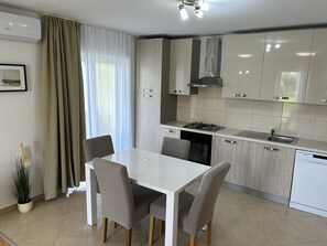 Kühlschrank, Mikrowelle, Ofen, Geschirrspüler