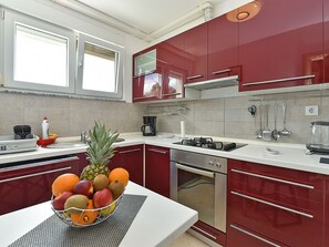 Fridge, oven, dishwasher, cookware/dishes/utensils - Apartment 2333 by Interhome (Pula)