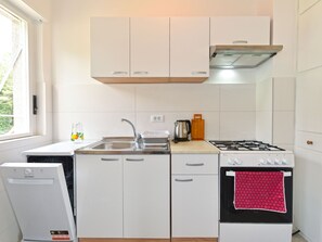 Fridge, microwave, oven, dishwasher - Apartment 2330 by Interhome (Pula)