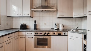 Refrigerador, horno, lavavajillas, utensilios de cocina