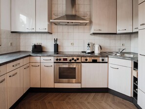 Kühlschrank, Ofen, Geschirrspüler, Kochgeschirr/Geschirr/Besteck