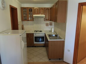 Refrigerador, horno y utensilios de cocina 