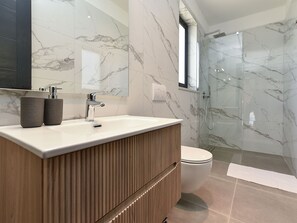 Bathroom - Villa 2346 by Interhome (Bokordici)