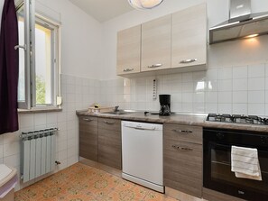 Fridge, oven, dishwasher, cookware/dishes/utensils - Apartment 2361 by Interhome (Pula/Marčana)
