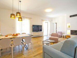 TV - House 2352 by Interhome (Pula)