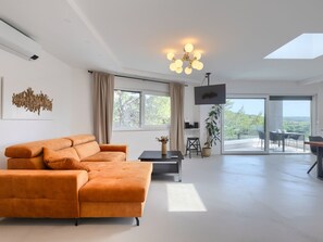 TV - Villa Black and White by Interhome (Bokordici)