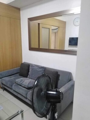 Smart TV - Shell Residences 3rd floor 1BR MOA Pasay city by darpm (Pasay City)