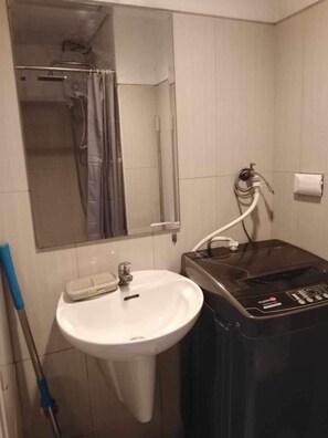 Shower, hair dryer, bidet, towels - Shell Residences 3rd floor 1BR MOA Pasay city by darpm (Pasay City)