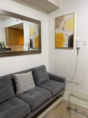 Smart TV - Shell Residences 3rd floor 1BR MOA Pasay city by darpm (Pasay City)