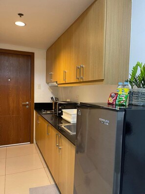 Private kitchen - Shell Residences 3rd floor 1BR MOA Pasay city by darpm (Pasay City)