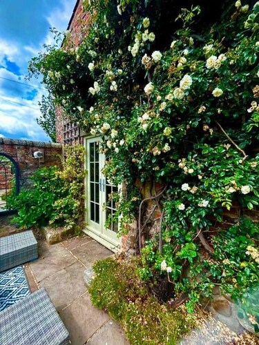 Boutique 18th-Century Cottage with Log Burner, Gated Parking & Parkland Views