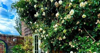 Boutique 18th-Century Cottage with Log Burner, Gated Parking & Parkland Views