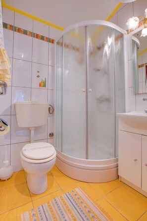 Bathroom - Apartment 1682 by Interhome (Bokordici)
