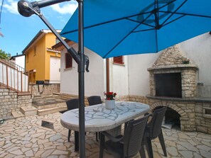 Outdoor dining - Apartment 1682 by Interhome (Bokordici)