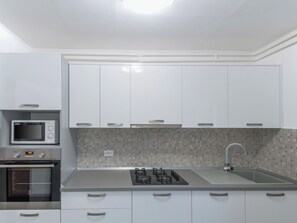 Fridge, microwave, oven, cookware/dishes/utensils - Apartment 1709 by Interhome (Umag/Murine)