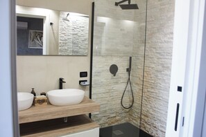 Sèche-cheveux, serviettes fournies, savon, papier toilette