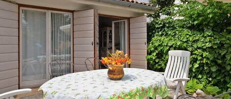 تناول الطعام بالخارج