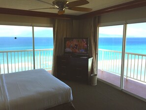 Tabla de planchar con plancha, wifi, ropa de cama