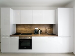 Kühlschrank, Ofen, Geschirrspüler, Kochgeschirr/Geschirr/Besteck