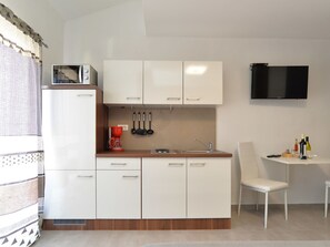 Fridge, cookware/dishes/utensils - Apartment 1745 by Interhome (Rovinj/Bale)