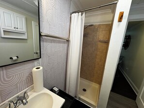 Regadera, secadora de cabello, toallas, jabón 