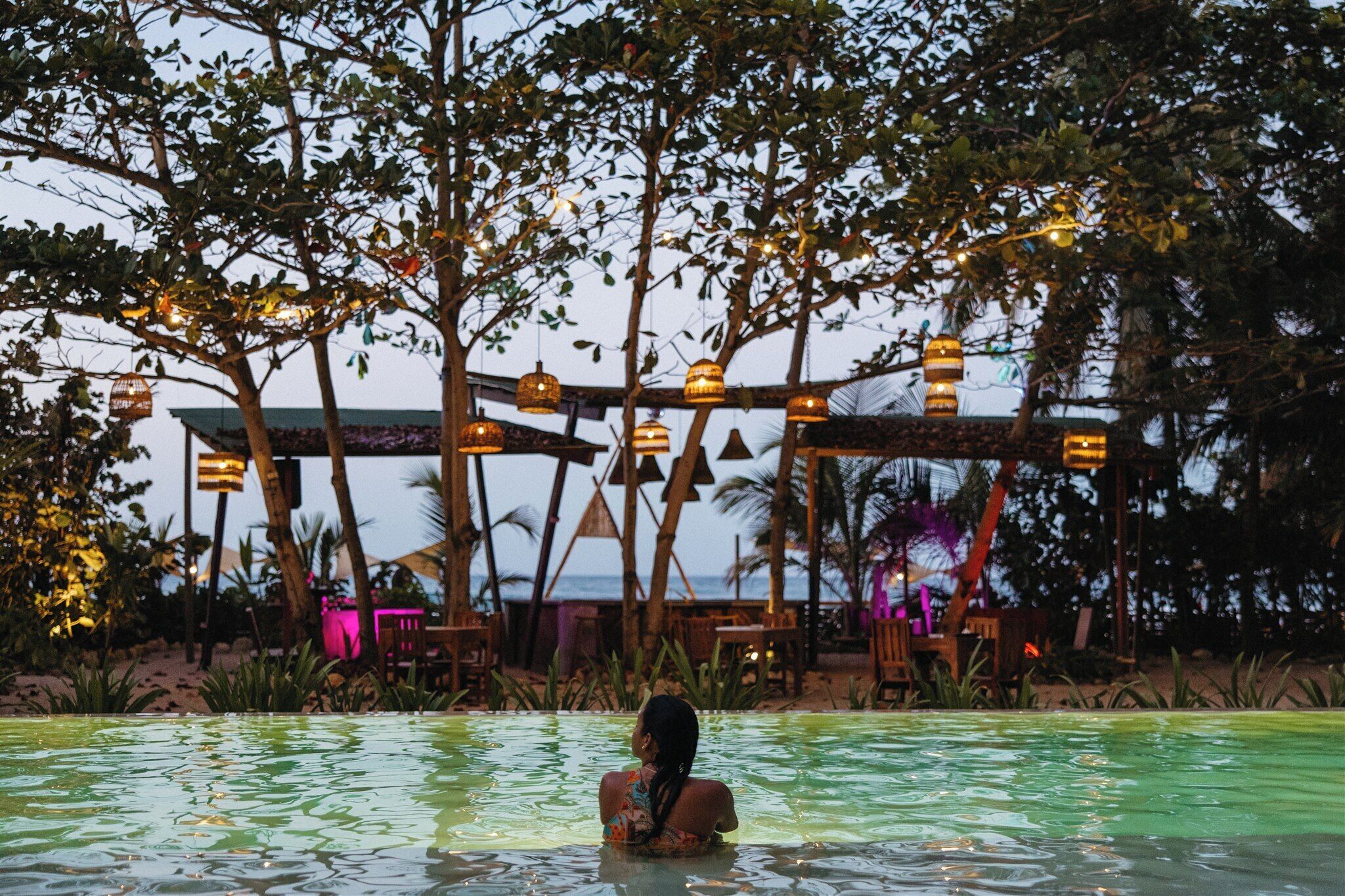 Una piscina al aire libre, sillones reclinables de piscina
