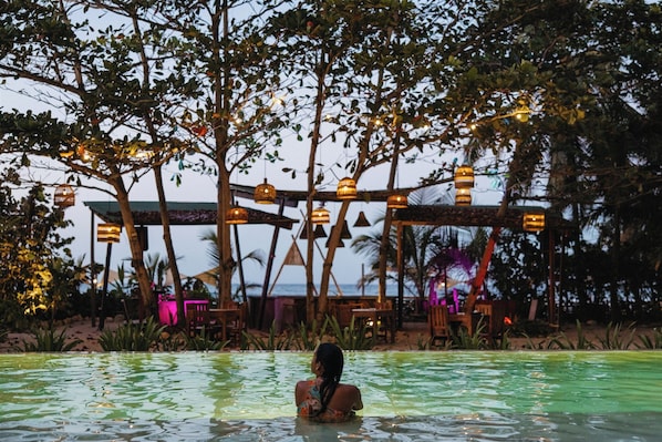 Kolam renang outdoor, dengan kursi berjemur