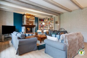 TV, fireplace, DVD player, ping pong - Gîtes de France® - La Chaumière Normande (BEAUREPAIRE)
