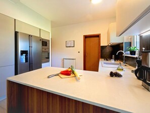 Kühlschrank, Mikrowelle, Ofen, Geschirrspüler