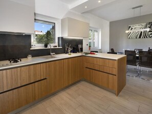 Kühlschrank, Mikrowelle, Ofen, Geschirrspüler
