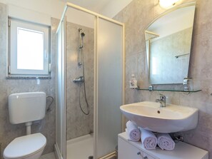 Bathroom - Apartment 1859 by Interhome (Fažana)
