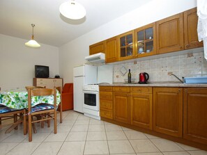 Fridge, oven, cookware/dishes/utensils - Apartment 1858 by Interhome (Fažana)