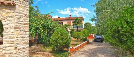 المنطقة المحيطة بالمنشأة