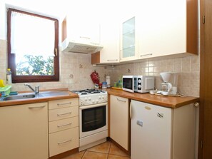 Fridge, microwave, oven, cookware/dishes/utensils - Apartment 1827 by Interhome (Pula)