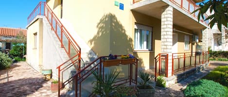 المنشأة من الخارج