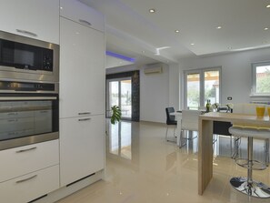 Kühlschrank, Mikrowelle, Ofen, Geschirrspüler
