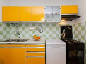 Refrigerador, microondas, horno y lavavajillas 