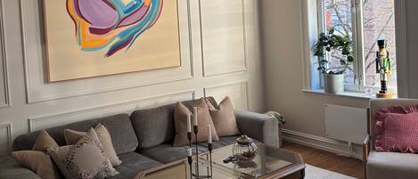 Una televisión, una chimenea