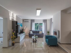 TV - Villa 1863 by Interhome (Dracevac)