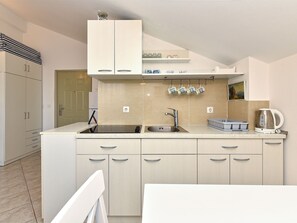 Fridge, cookware/dishes/utensils - Apartment 1860 by Interhome (Medulin)