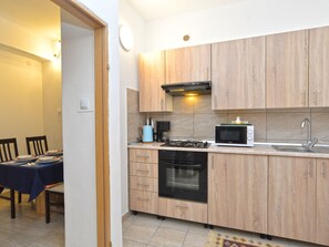 Kühlschrank, Mikrowelle, Ofen, Kochgeschirr/Geschirr/Besteck