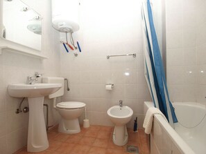 Bathroom - Apartment 1842 by Interhome (Fažana)