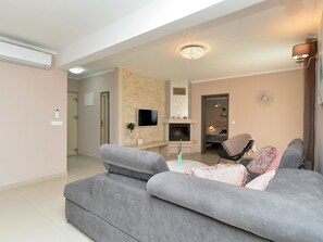TV - Villa 1924 by Interhome (Dracevac)