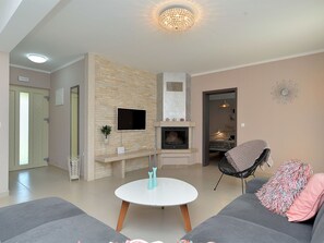 TV - Villa 1924 by Interhome (Dracevac)