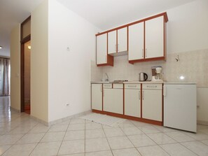 Fridge, cookware/dishes/utensils - Apartment 1842 by Interhome (Fažana)