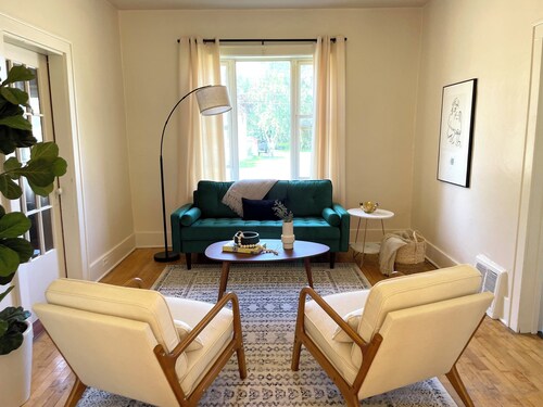 Stylish, Peaceful Retreat for Working Travelers: Convenient, Quiet Location